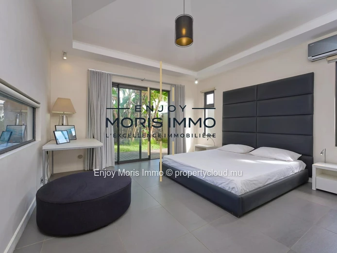 Villa contemporaine à vendre à Péreybère – 3 chambres | Piscine privée | Bureau | Garage | Résidence sécurisée