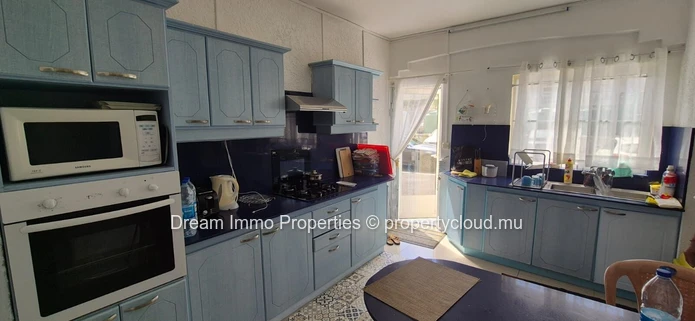Spacieux triplex meublé de 3 chambres avec jardin privé à Flic en Flac – Ile Maurice