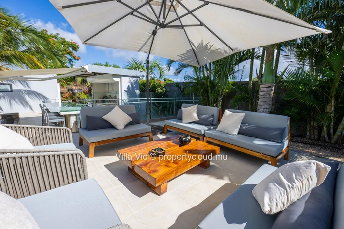 Calodyne - Elegant 4 en-suite bedroom home with swimming pool and garden