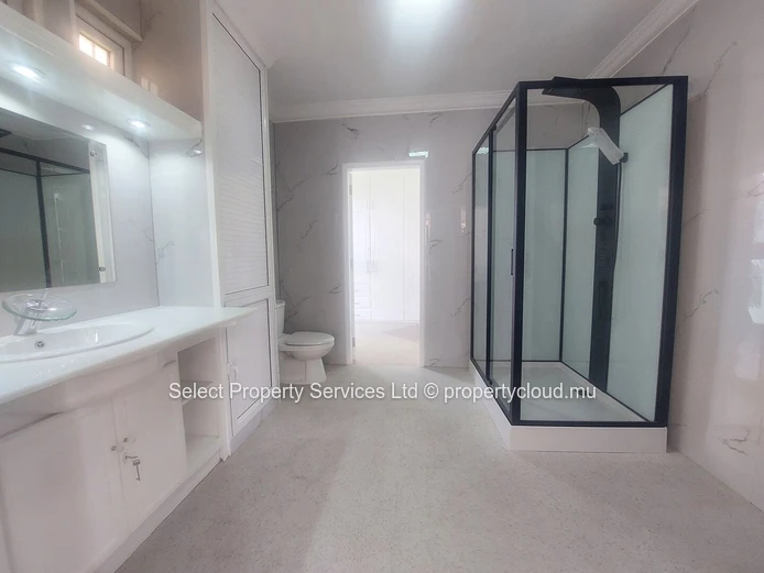 À Vendre : Spacieux Appartement au Centre de Quatre Bornes à Rs