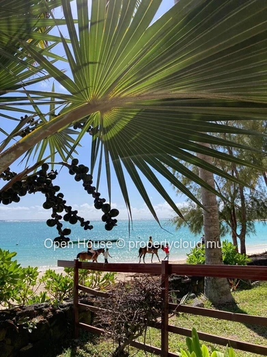 Duplex for sale in Palmar, Flacq. Living area of 127m² on a plot of 220m². 3 bedrooms, shared pool. Sea view, beach a...