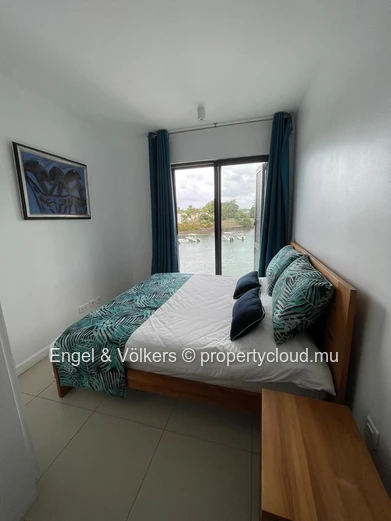 Stunning 2-Bedroom Apartment with views of the marina and mountains - Excellent Rental Investment