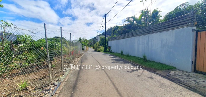 20,68 Perches Terrain Résidentiel & Commercial en Toute Propriété à Vendre – Paillote, Vacoas