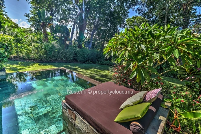Luxueuse villa moderne avec piscine privée et accès au front de mer