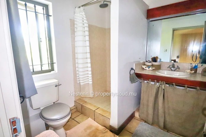 Traditional Duplex Villa in Grand Gaube with 4 bedrooms, private pool, sea view, and spacious yard. Fully furnished a...