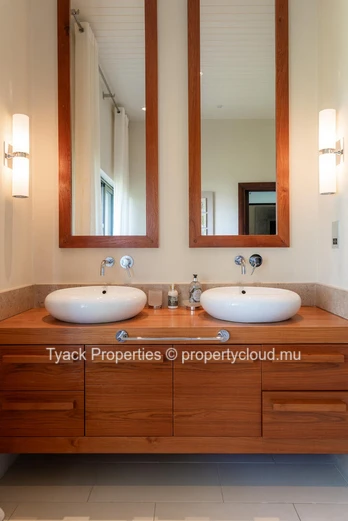 Exquisite 6-Bedroom Villa with Golf & Resort Privileges