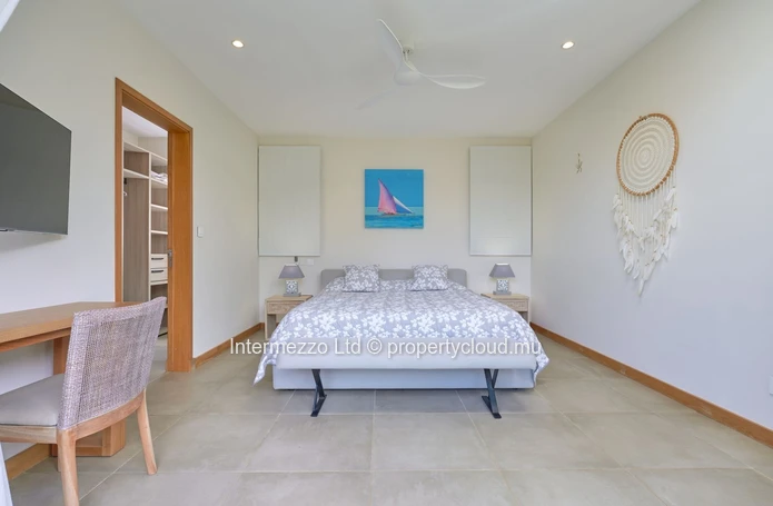 Villa 4 chambres en suite avec studio indépendant à vendre – Domaine de Mahé, Grand Baie – Jardin tropical & sécurité €