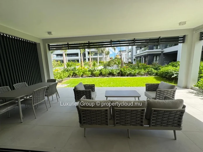 Modern Ground-Floor Apartment with Large Veranda and Pool