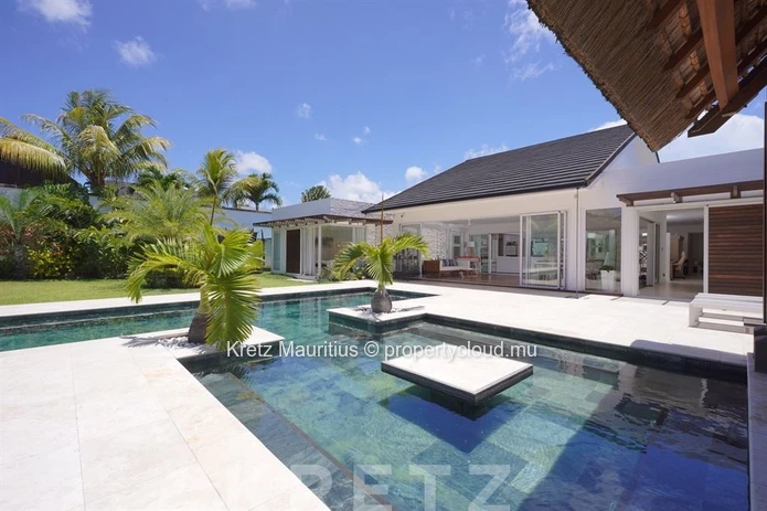 Contemporary villa with pool and jacuzzi in the heart of Grand Baie