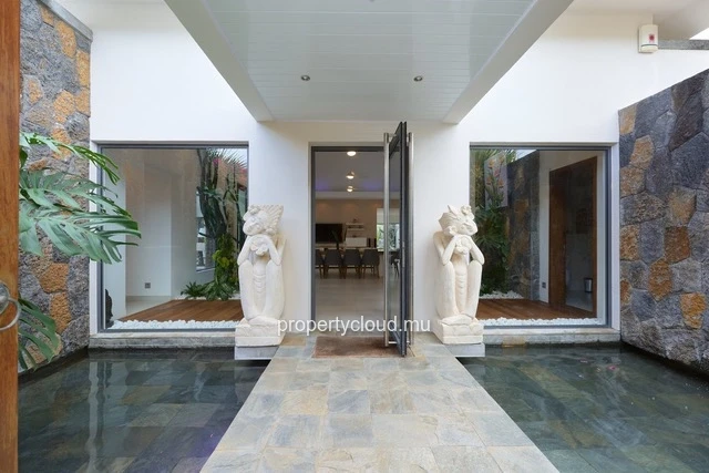 A vendre villa de 4 chambres en suite + bureau de 414,20 m2 sur un terrain de 1 065 m2 accessible aux etrangers à Gra...