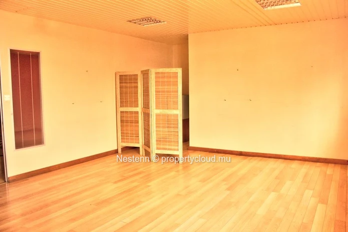 Traditional office of 180 m²