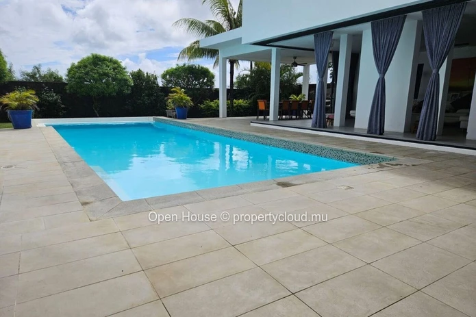 Villa RES, 5 bedrooms, 5 bathrooms, swimming Pool. Avalaible to foreigners. Grand Bay.
