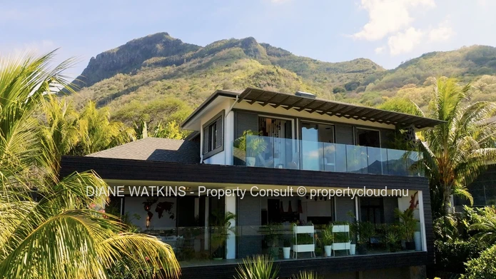 Suspendue Entre le Ciel et la Mer : Une Villa Contemporaine à Vendre à Rivière Noire