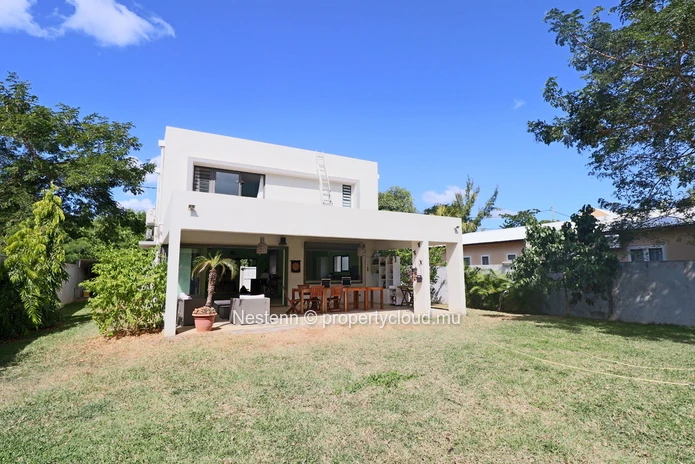 Modern 3-bed house in a beautiful spacious garden