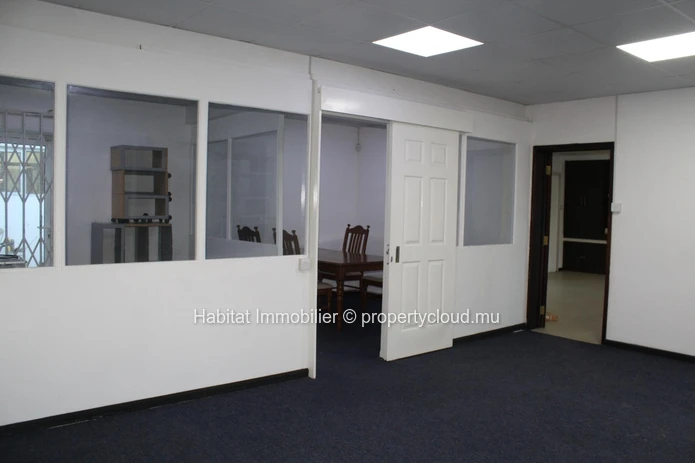 For sale - Unfurnished commercial building of 1420 m2 well located in Phoenix.