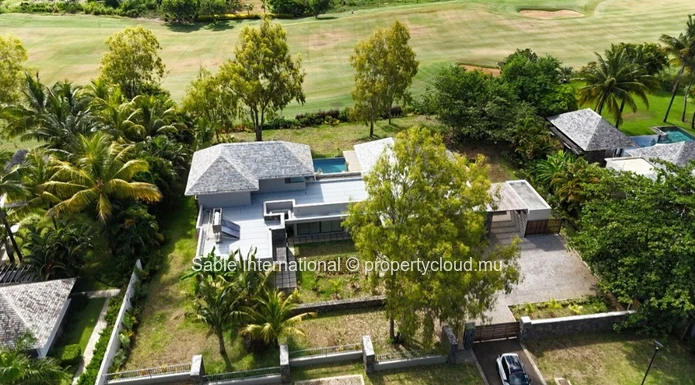 Villa RES à vendre à Beau Champ, 589m² habitable, 2.400m² terrain, 5 chambres, piscine privée, accès mer, salle de gym.