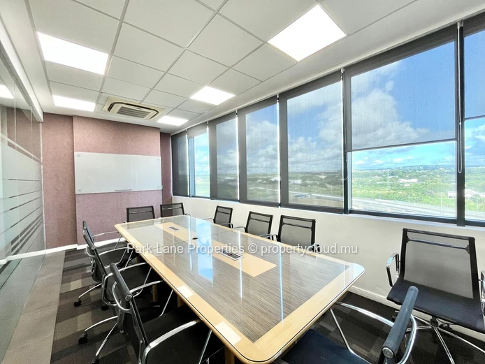 Bureau meublé de 998 m² prêt à être occupé à Ebene