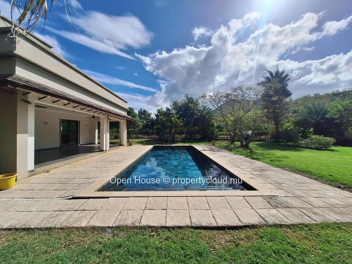 Villa PDS de 497 m² avec piscine à vendre à Rivière Noire