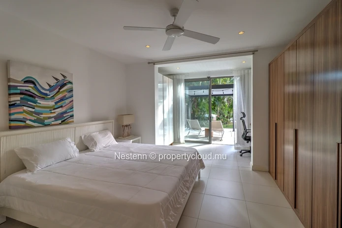 Spacieux et lumineux appartement de 300m2 avec jardin et piscine en bord de rivière