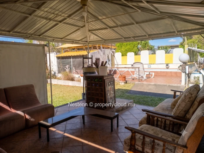 Villa traditionnelle avec 1 chambre, piscine privée, garage et grand jardin. Nécessite des travaux de rénovation. Pro...