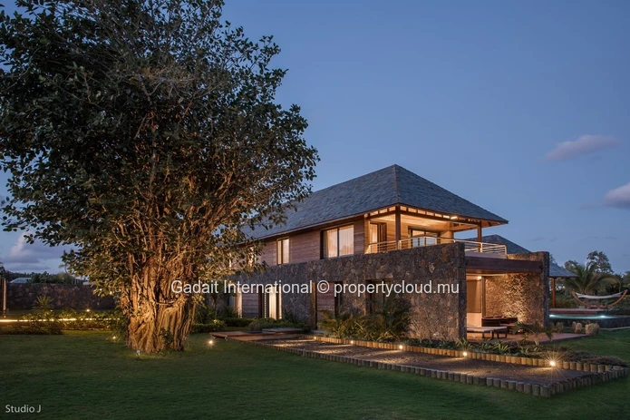 Élégance architecturale et nature préservée : une villa d'exception à Anahita Beau Champ