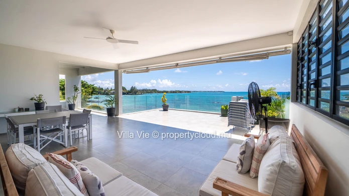 Pereybere – Exceptional penthouse with sea view and direct beach access