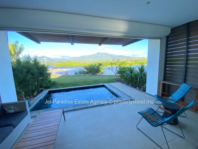 Duplex à vendre à Rivière Noire - Black River, 240m² habitables, terrain de 379m², 3 chambres, piscine privée, vue me...
