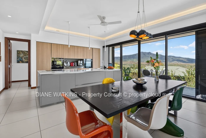 Villa RES contemporaine à vendre à Rivière Noire | Vue panoramique sur le lagon bleu