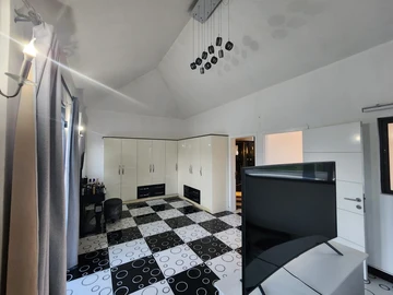 6 Bedroom Townhouse, Duplex