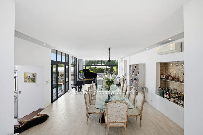 Calodyne - Elegant 4 en-suite bedroom home with swimming pool and garden