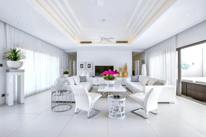 Luxurious contemporary 4-bedroom villa - Prestigious estate!