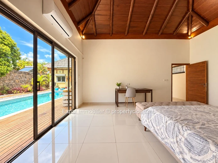 Balinese-Style 3-Bedroom Ensuite Villa to Renovate – For Sale in Pereybere