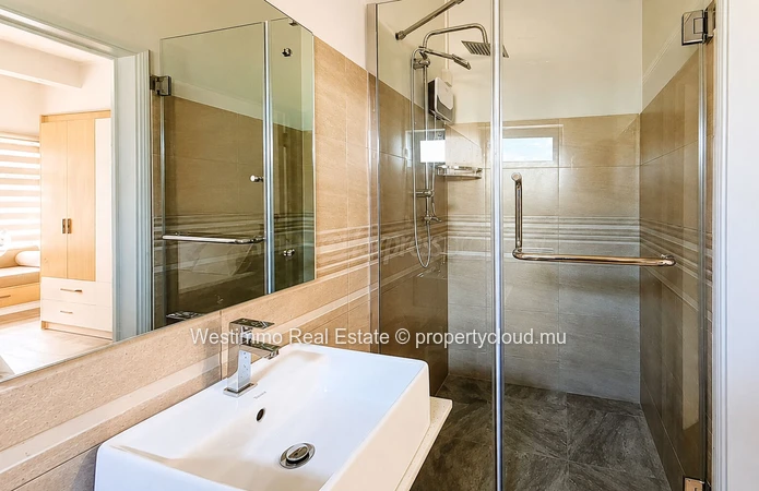 Appartement récent de 120 m² et 3 chambres en suite à louer au cœur de Curepipe
