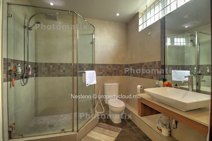 Sophisticated villa  of 418m2 with lush garden, pool & scenic terraces