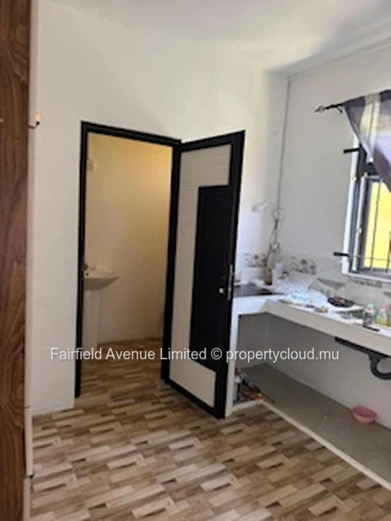 Appartement meublé à louer à Calodyne, 2 chambres, parking, jardin, proche écoles et commerces. Prix Rs 22 500.
