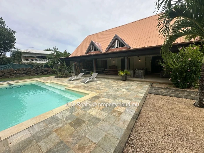 Villa à louer à Rivière Noire – Île Maurice | Résidence sécurisée avec accès mer