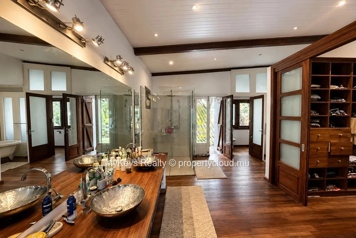 Beachfront Living - Panoramic Lagoon Views - Premium Features