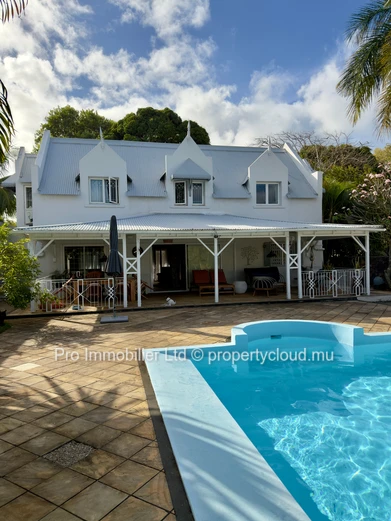 Maison familiale chaleureuse et spacieuse, conçue par un architecte ,  À vendre à Roches Noires