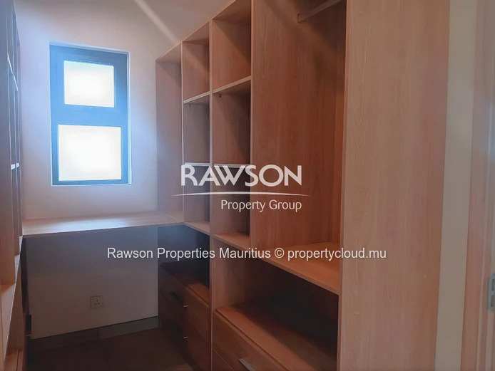 Modern Unfurnished 4-Bedroom Villa with Pool – West Coast Living