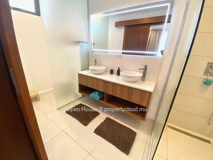Exclusivité Pointe aux Canonniers. Splendide RDJ dans immeuble neuf, 3 chambres en suite, plage à 100m piscine commune. (Mandat exclusif)