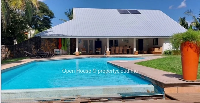 WATERFRONT # Local market # 250m² living space, 2,600m² land, 3 bedrooms, pool, garden, veranda # Outbuilding of 80m2...