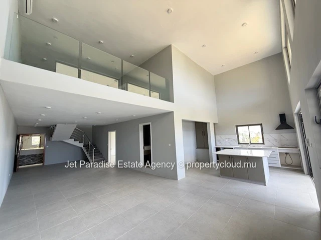 Stunning G+2 Apartment with Sea and Mountain Views in Flic en Flac - 166m² Living Space, 3 Bedrooms, Communal Pool - ...