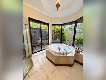 6 Bedroom Villa