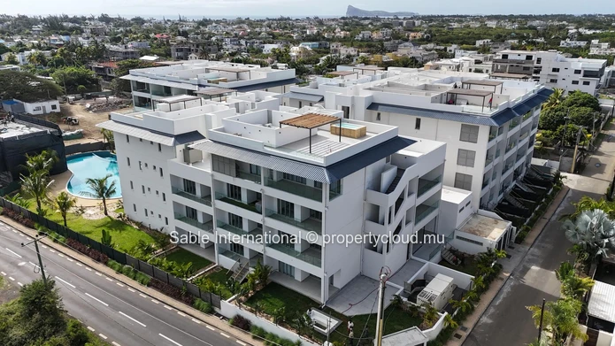 Luxury Penthouse with Pool Access in Péreybère! 2 Beds, Rooftop, Sea Access, Parking, AC. Close to Shops & Hospital.