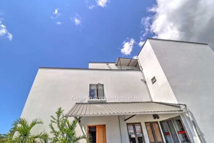 Appartement moderne de 2 chambres avec salle de bains privative et piscine