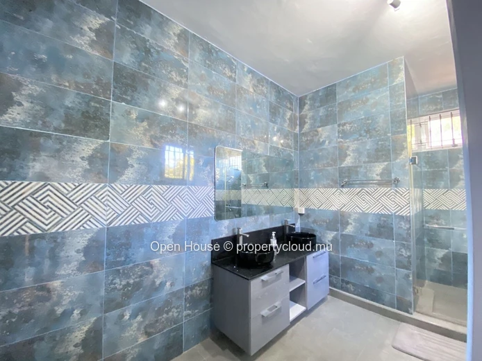 Vente Marché local - belle et grande villa lumineuse de 5 chambres entièrement meublée avec piscine privée - Calodyne