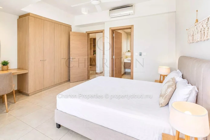 Exceptional 3-bedroom penthouse on the top floor, with golf view in the heart of Mont Choisy