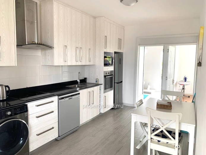 Flic en Flac Ile Maurice à louer appartement 2 chambres décoré avec goût situé au troisième étage avec piscine.
