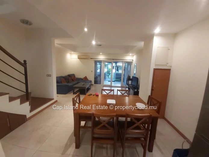 À Vendre – Élégant Triplex au Cœur de Grand Baie | Résidence Sécurisée avec Piscine