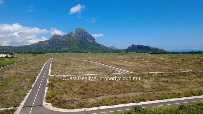 Residential & Mixed-Use Land in Pierrefonds